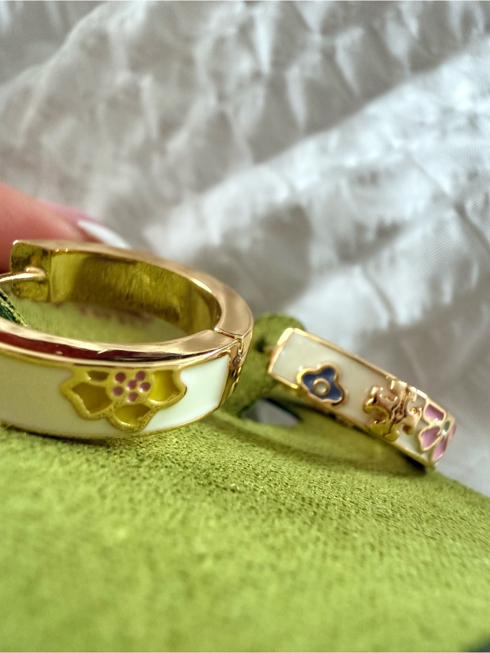 Tory Burch Kira Flora-Print Enamel Gold Floral Earrings - Picture 5 of 7